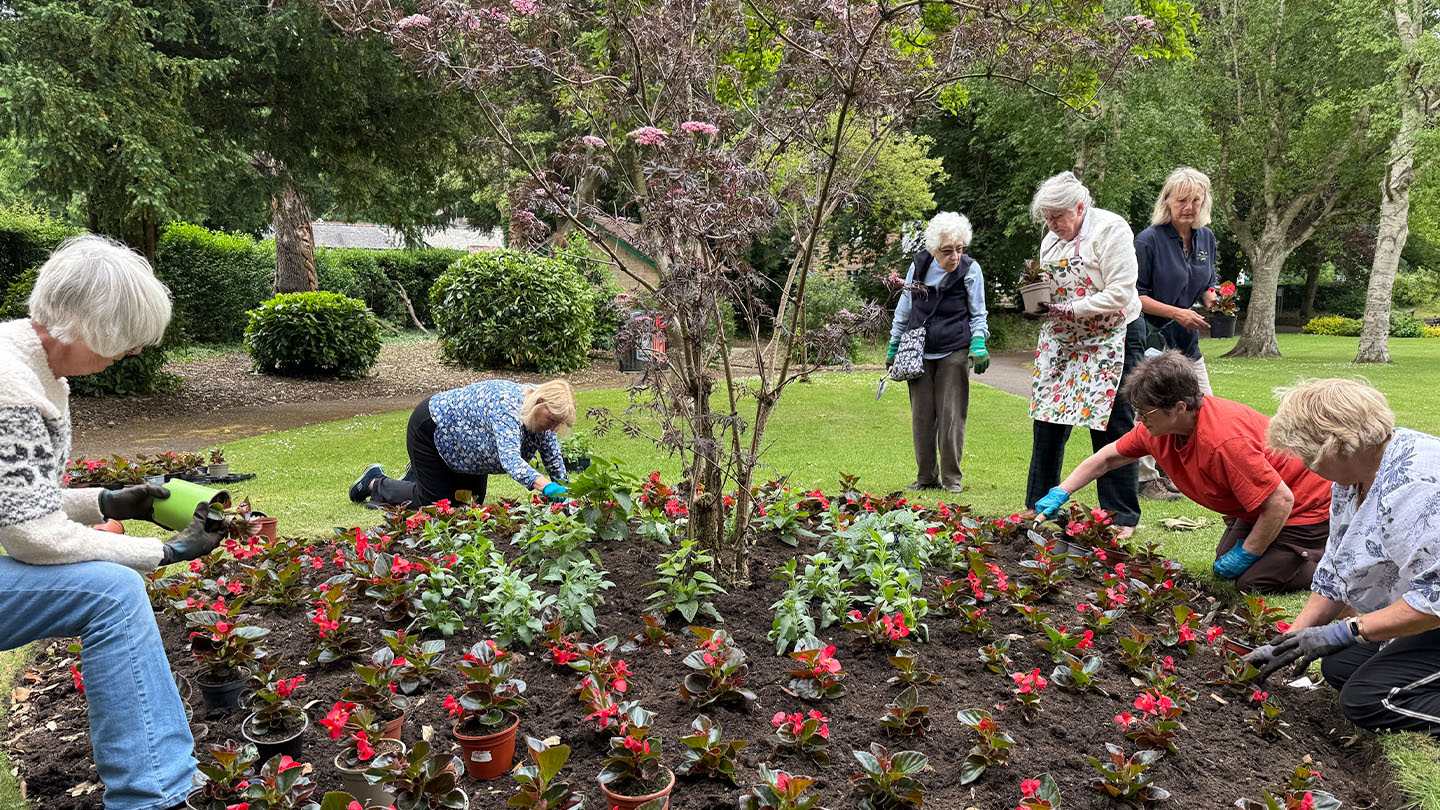 Mulberry Fields homeowners lend a hand