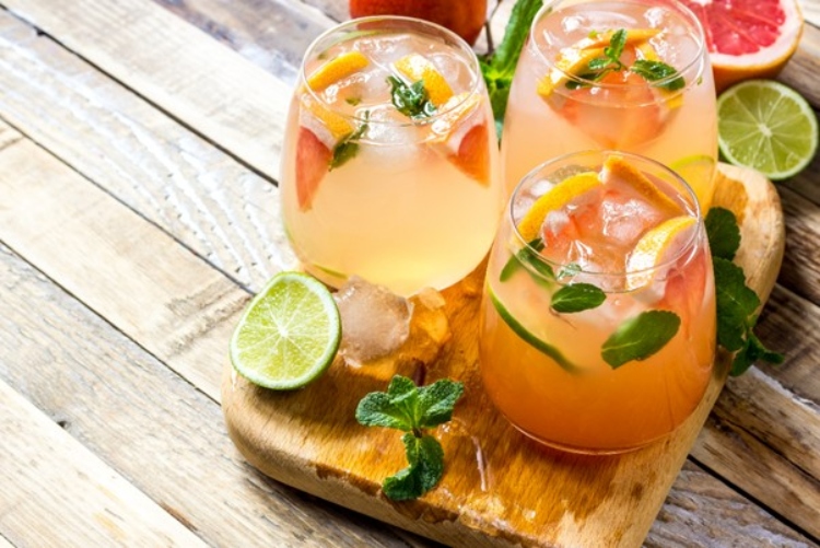 Rum punch with slices of lime